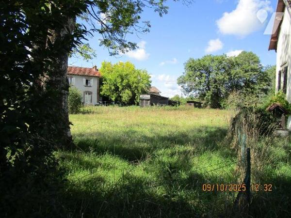 Maison de caractère, composée de : 
- Au rez-de-chaussée : cellier, 3 caves, chaufferie fuel, ...