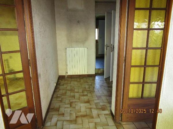 Maison de caractère, composée de : 
- Au rez-de-chaussée : cellier, 3 caves, chaufferie fuel, ...