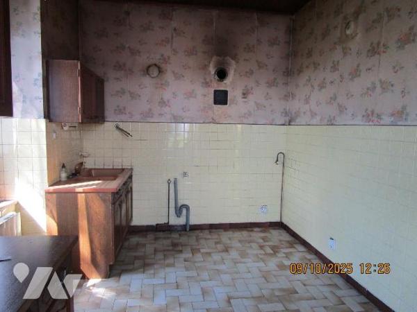 Maison de caractère, composée de : 
- Au rez-de-chaussée : cellier, 3 caves, chaufferie fuel, ...