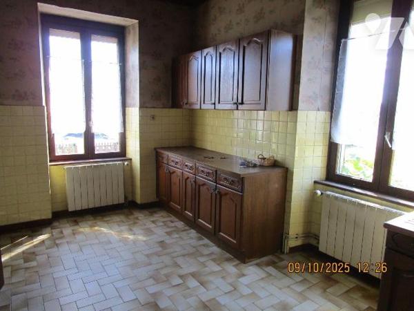 Maison de caractère, composée de : 
- Au rez-de-chaussée : cellier, 3 caves, chaufferie fuel, ...