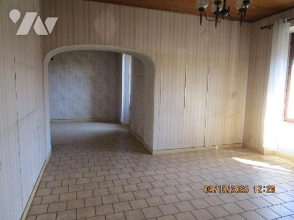 Maison de caractère, composée de : 
- Au rez-de-chaussée : cellier, 3 caves, chaufferie fuel, ...