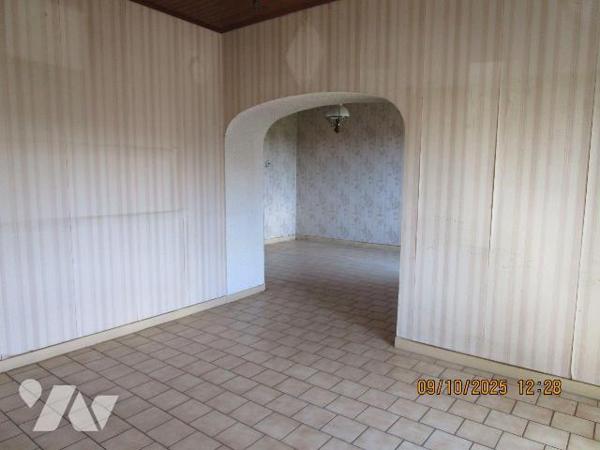 Maison de caractère, composée de : 
- Au rez-de-chaussée : cellier, 3 caves, chaufferie fuel, ...