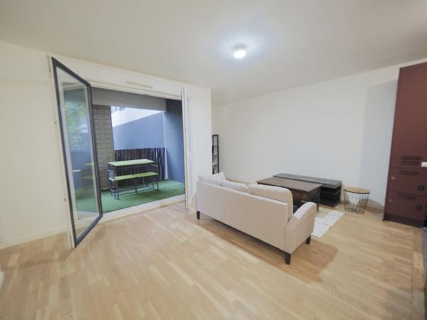 Coup de coeur garanti ! Grand studio meublé avec loggia ? Résidence récente proche métro !