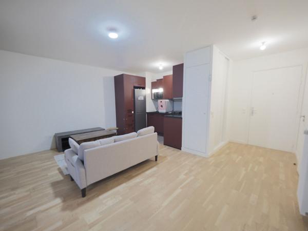 Coup de coeur garanti ! Grand studio meublé avec loggia ? Résidence récente proche métro !