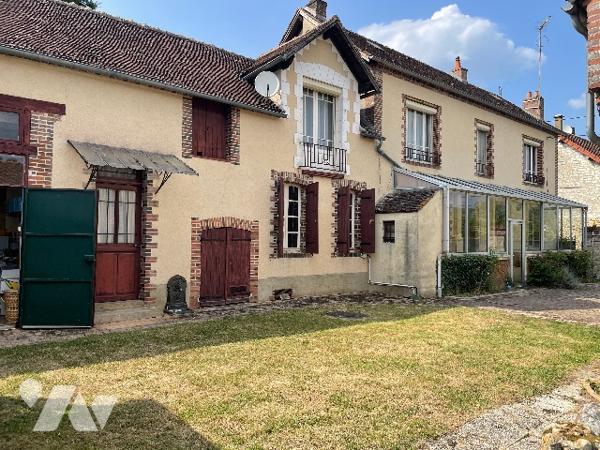 Maison de village d'environ 175,5 m², comprenant plusieurs corps de bâtiments.