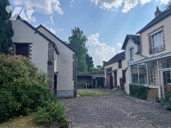 Maison de village d'environ 175,5 m², comprenant plusieurs corps de bâtiments.