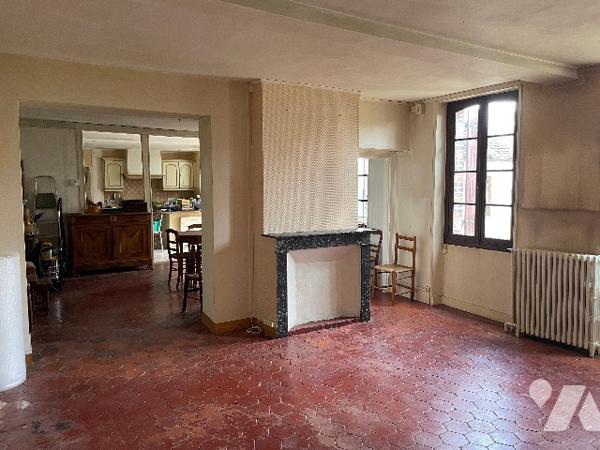 Maison de village d'environ 175,5 m², comprenant plusieurs corps de bâtiments.