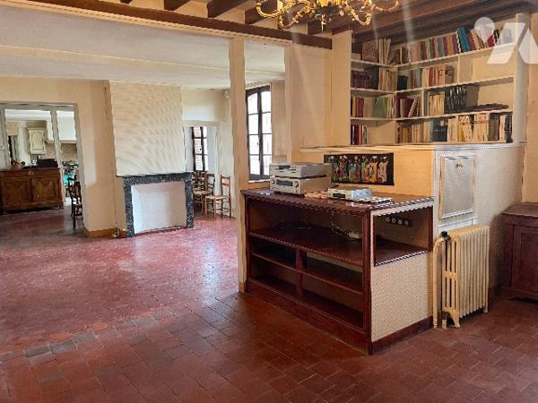 Maison de village d'environ 175,5 m², comprenant plusieurs corps de bâtiments.