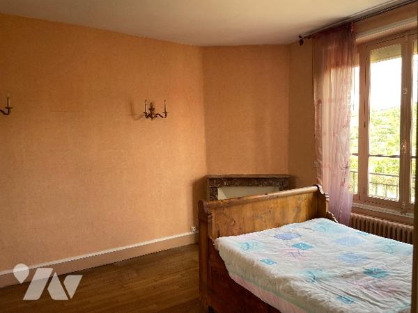 Maison de village d'environ 175,5 m², comprenant plusieurs corps de bâtiments.