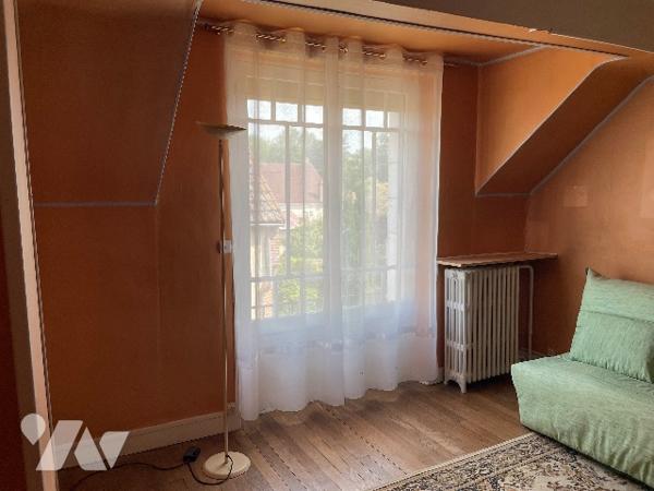 Maison de village d'environ 175,5 m², comprenant plusieurs corps de bâtiments.