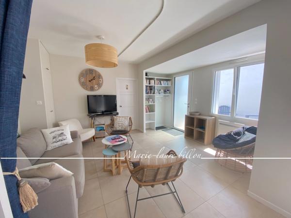 Maison à vendre 4 pièces SAINT GILLES CROIX DE VIE (85), une terrasse, un patio, une courette avec un emplacement de stationnement.