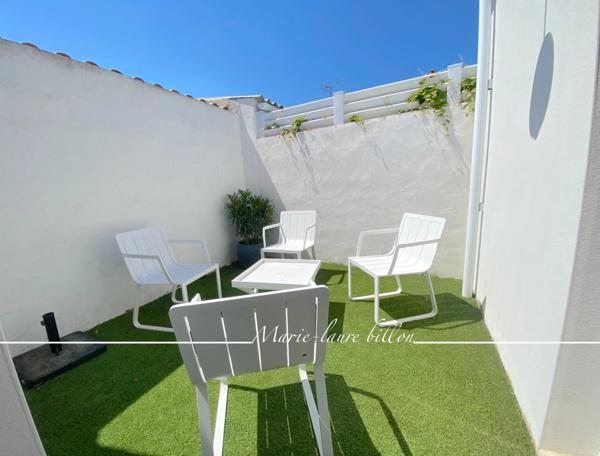Maison à vendre 4 pièces SAINT GILLES CROIX DE VIE (85), une terrasse, un patio, une courette avec un emplacement de stationnement.