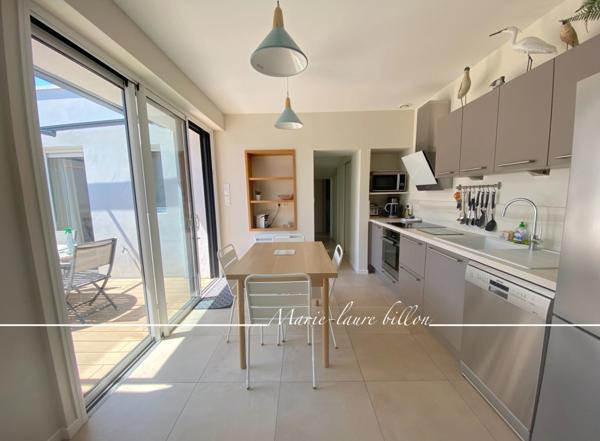 Maison à vendre 4 pièces SAINT GILLES CROIX DE VIE (85), une terrasse, un patio, une courette avec un emplacement de stationnement.