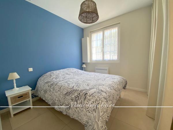 Maison à vendre 4 pièces SAINT GILLES CROIX DE VIE (85), une terrasse, un patio, une courette avec un emplacement de stationnement.