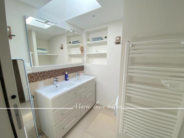 Maison à vendre 4 pièces SAINT GILLES CROIX DE VIE (85), une terrasse, un patio, une courette avec un emplacement de stationnement.