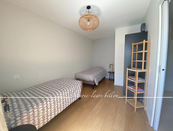 Maison à vendre 4 pièces SAINT GILLES CROIX DE VIE (85), une terrasse, un patio, une courette avec un emplacement de stationnement.