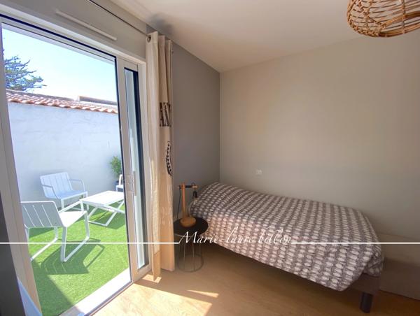 Maison à vendre 4 pièces SAINT GILLES CROIX DE VIE (85), une terrasse, un patio, une courette avec un emplacement de stationnement.