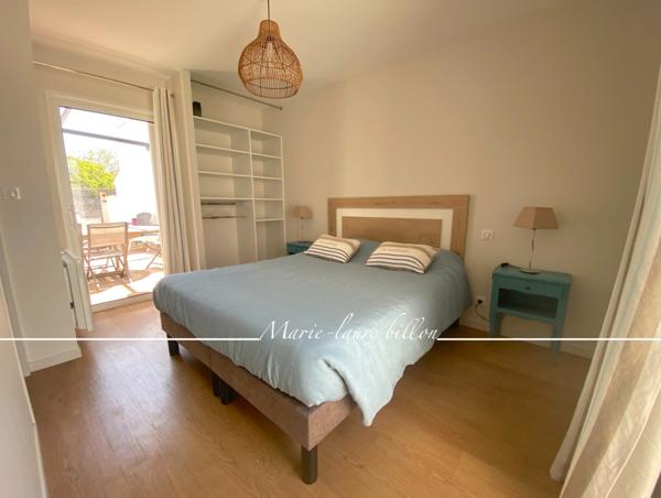 Maison à vendre 4 pièces SAINT GILLES CROIX DE VIE (85), une terrasse, un patio, une courette avec un emplacement de stationnement.