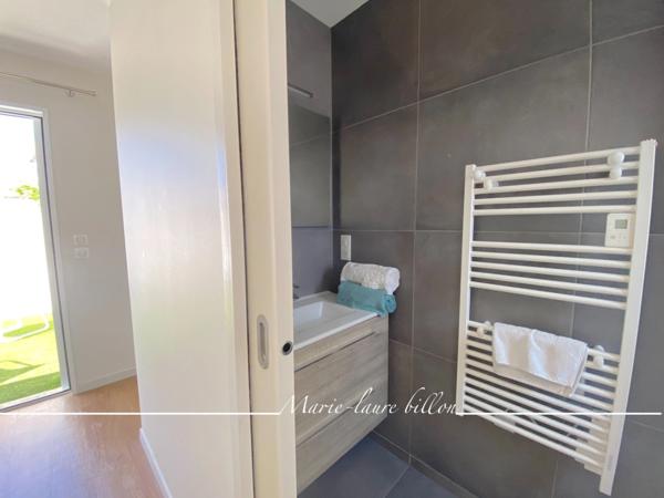 Maison à vendre 4 pièces SAINT GILLES CROIX DE VIE (85), une terrasse, un patio, une courette avec un emplacement de stationnement.