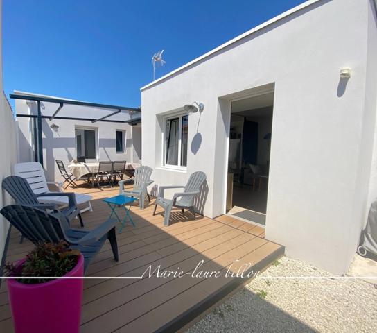Maison à vendre 4 pièces SAINT GILLES CROIX DE VIE (85), une terrasse, un patio, une courette avec un emplacement de stationnement.