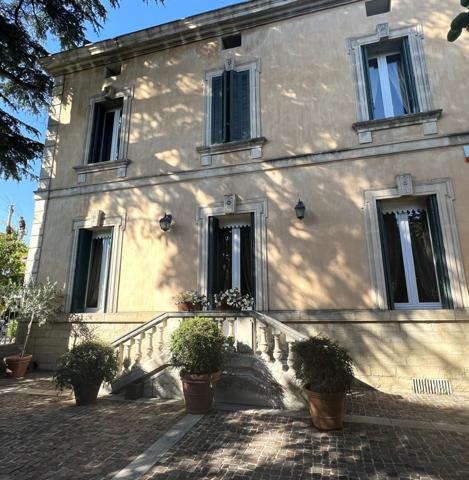 Carpentras (84200) Maison de maître avec jardin et piscine à Carpentras