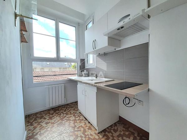 LOCATION - PAU CENTRE VILLE - Petit T2 rénové de 26 m², chambre séparée