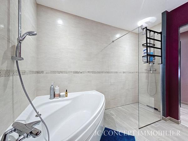 Maison en pierre et pisé 5 chambres 223 m² sur 1200 m²