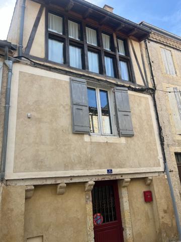 Maison de ville T3 avec terrasse, cour intérieure et ascenseur, Centre-Ville de Lectoure