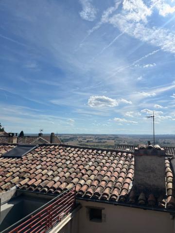 Maison de ville T3 avec terrasse, cour intérieure et ascenseur, Centre-Ville de Lectoure