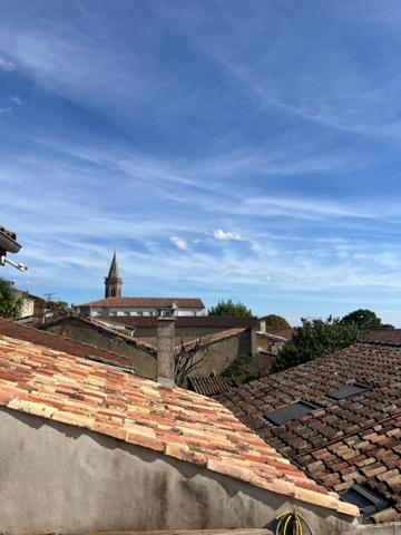 Maison de ville T3 avec terrasse, cour intérieure et ascenseur, Centre-Ville de Lectoure