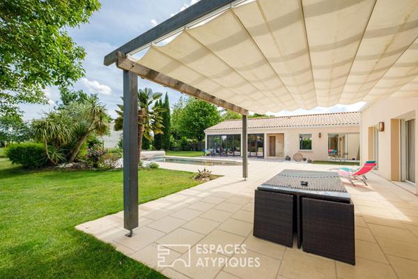 Lumière et grands volumes : maison moderne avec piscine aux portes de Niort