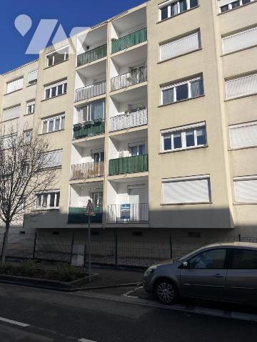 Appartement de type f4 en rez-de-chaussée surélevé 