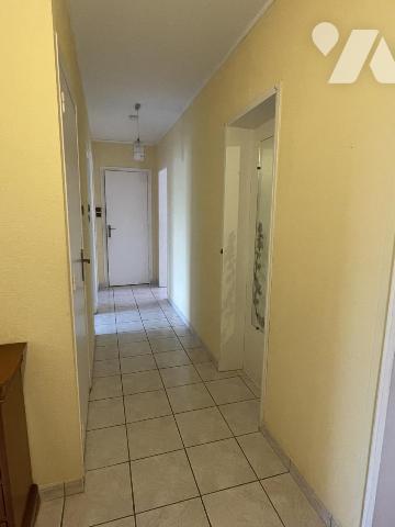 Appartement de type f4 en rez-de-chaussée surélevé 