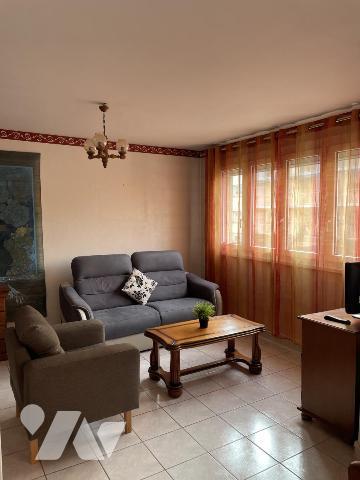 Appartement de type f4 en rez-de-chaussée surélevé 