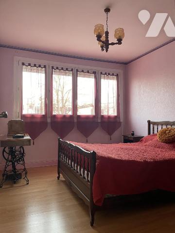 Appartement de type f4 en rez-de-chaussée surélevé 