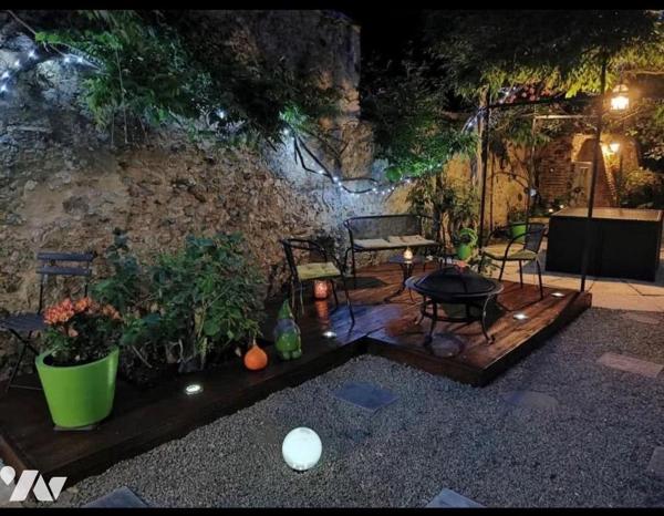 Idéalement située en plein centre-ville de Nogent-le-Rotrou (28400), à deux pas du Château Sain...