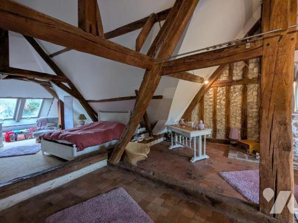 Idéalement située en plein centre-ville de Nogent-le-Rotrou (28400), à deux pas du Château Sain...