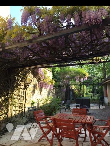 Idéalement située en plein centre-ville de Nogent-le-Rotrou (28400), à deux pas du Château Sain...