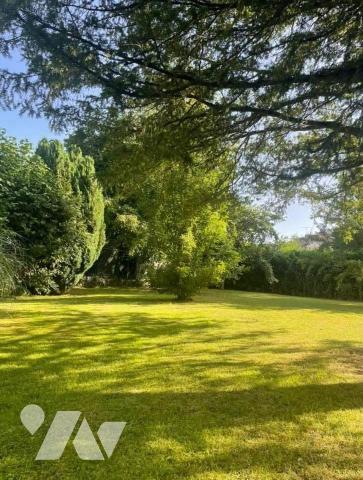 Idéalement située en plein centre-ville de Nogent-le-Rotrou (28400), à deux pas du Château Sain...
