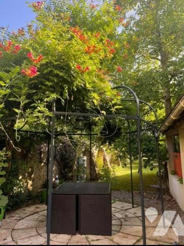 Idéalement située en plein centre-ville de Nogent-le-Rotrou (28400), à deux pas du Château Sain...