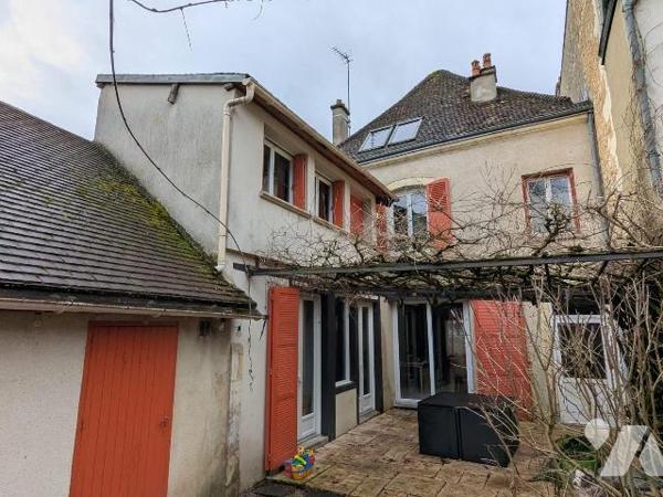 Idéalement située en plein centre-ville de Nogent-le-Rotrou (28400), à deux pas du Château Sain...