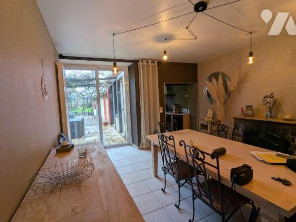 Idéalement située en plein centre-ville de Nogent-le-Rotrou (28400), à deux pas du Château Sain...