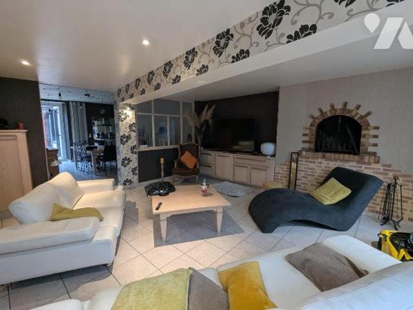 Idéalement située en plein centre-ville de Nogent-le-Rotrou (28400), à deux pas du Château Sain...