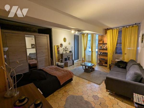 Idéalement située en plein centre-ville de Nogent-le-Rotrou (28400), à deux pas du Château Sain...