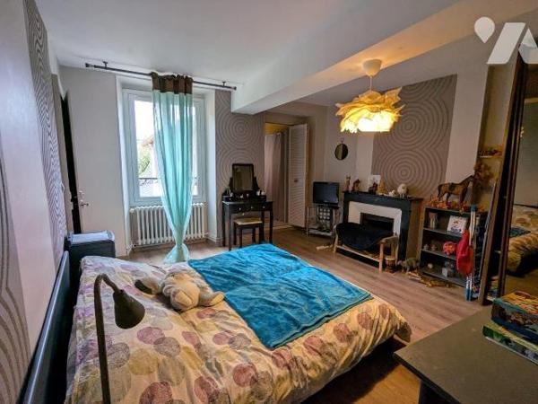 Idéalement située en plein centre-ville de Nogent-le-Rotrou (28400), à deux pas du Château Sain...