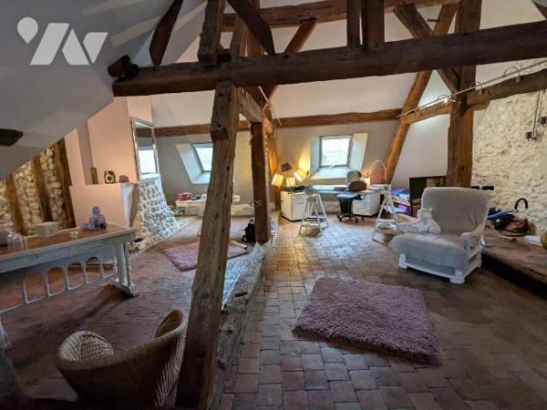 Idéalement située en plein centre-ville de Nogent-le-Rotrou (28400), à deux pas du Château Sain...