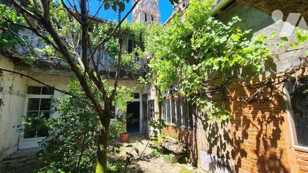Centre bourg maison et locaux commerciaux pour une surface d'environ 190 m²