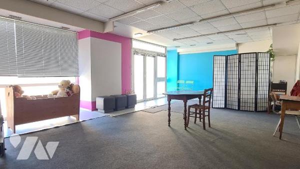 Centre bourg maison et locaux commerciaux pour une surface d'environ 190 m²