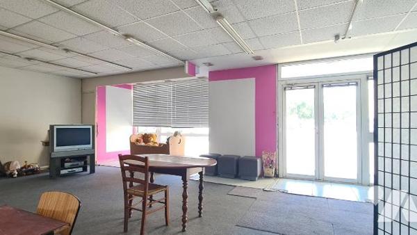 Centre bourg maison et locaux commerciaux pour une surface d'environ 190 m²