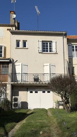 Maison de village avec garage et jardin en parfait état .